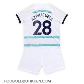 Chelsea Cesar Azpilicueta #28 Udebanetrøje Børn 2022-23 Kortærmet (+ Korte bukser)